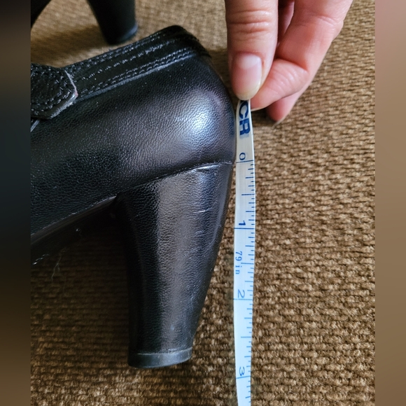 Black Clarks heels size 6.5 - Picture 2 of 4